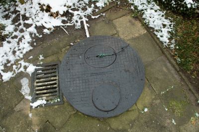 Pokrywa studni wykonana w odlewni żelaza Salomona Zweiga znajdująca się w podw&oacute;rzu kamienicy przy ul. Kr&oacute;la Augusta 19. Fot. Bogdan Szczupaj, Pola Antonina Słomińska, Galeria Fotografii Miasta Rzeszowa